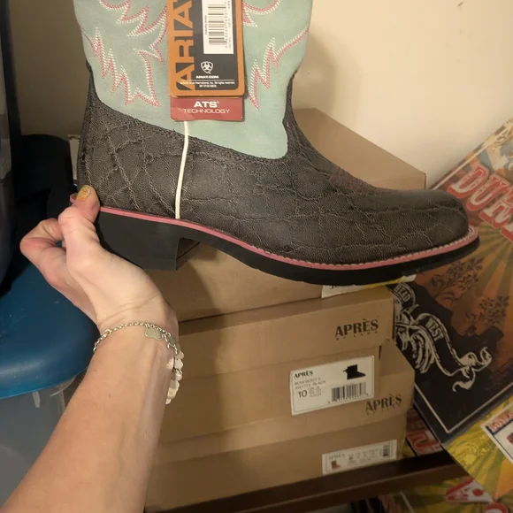 Ariat Women's 11 Elephant Turquoise And Pink Lined Round Toe NWT - Picture 2 of 2